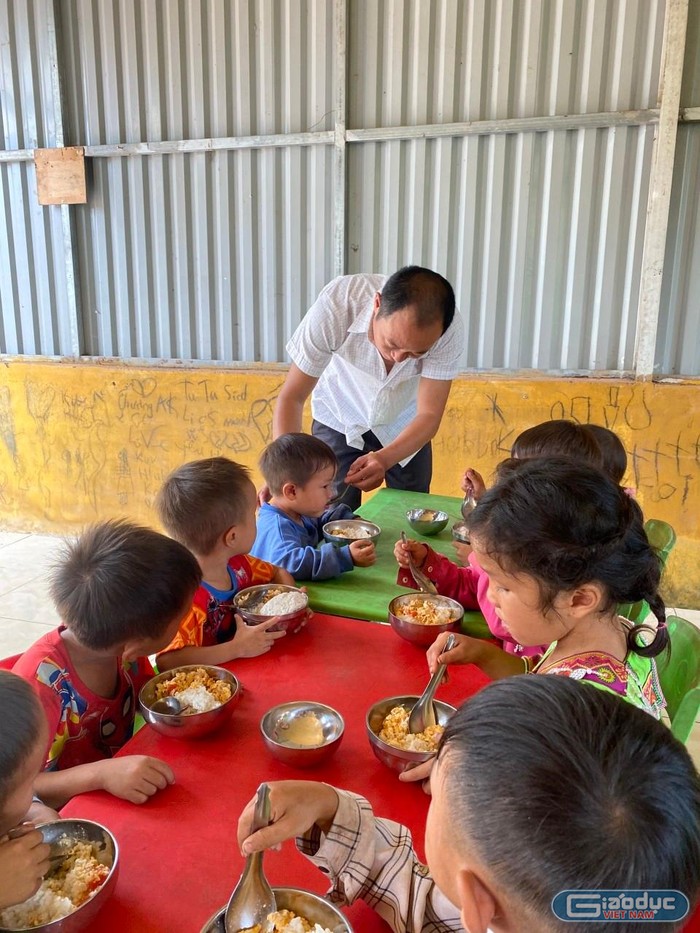 Thầy giáo Bàn Văn Đức cho học sinh ăn trưa. Ảnh: NVCC