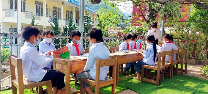 Dù còn khó khăn nhưng công tác chăm sóc học sinh ở Sìn Hồ luôn được đảm bảo. Trong ảnh: học sinh trường Tiểu học Phăng Sô Lin trong giờ học ngoài trời.