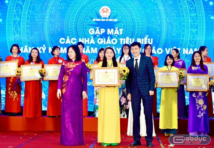 Cô Võ Thị Hiền vinh dự nhận bằng khen Nhà giáo tiêu biểu, xuất sắc của Bộ trưởng Bộ Giáo dục và Đào tạo năm 2022. Ảnh: NVCC