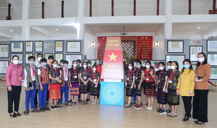 Học sinh Trường Phổ thông dân tộc nội trú Đakrông tham quan Triển lãm Hoàng Sa, Trường Sa. Ảnh: website nhà trường