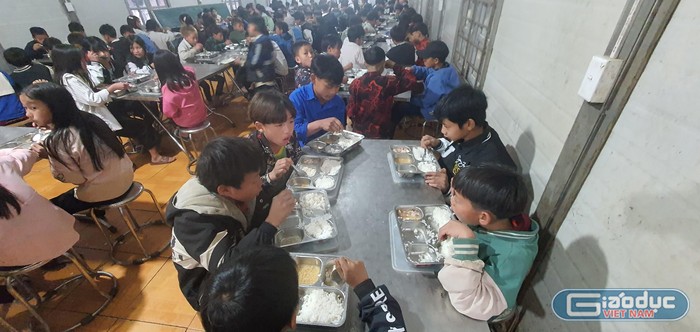 Bữa cơm bán trú tại Trường Phổ thông dân tộc bán trú Tiểu học và Trung học cơ sở Sam Kha. Ảnh: LC