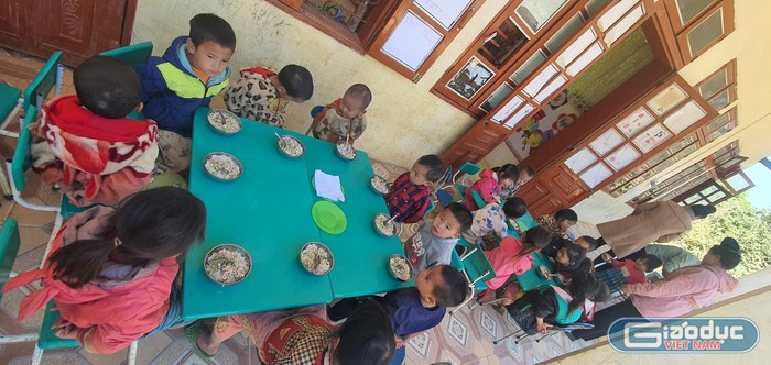 Với bữa cơm hơn 7.000 đồng/trẻ, các cô giáo ở Huổi My đã phải hết sức cố gắng cân đối để đảm bảo bữa ăn bán trú cho học trò. Ảnh: LC