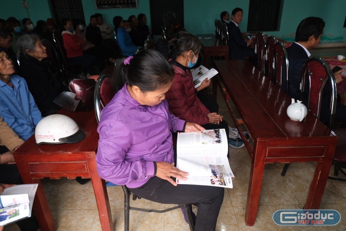 Bà con nhân dân xã Hoàng Cương chăm chú đọc ấn phẩm đặc biệt của Tạp chí điện tử Giáo dục Việt Nam.