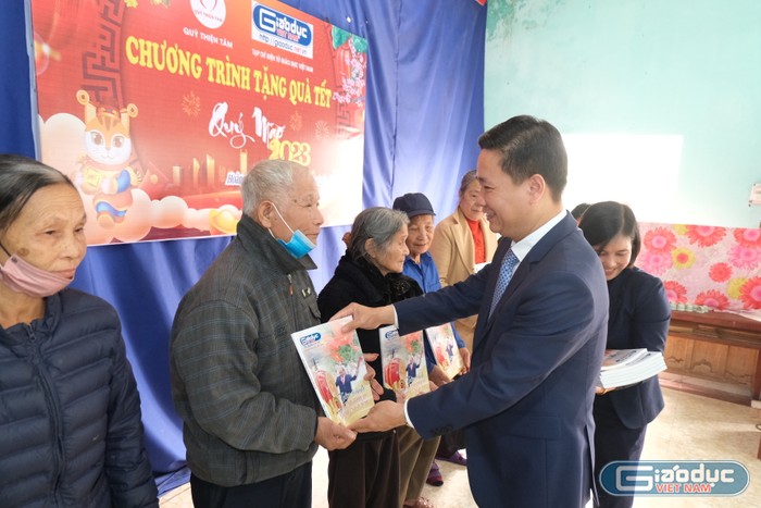Ông Nhạc Trung Kỳ xúc động trước tình cảm của Tạp chí điện tử Giáo dục Việt Nam, Quỹ Thiện Tâm dành cho bà con nhân dân còn khó khăn