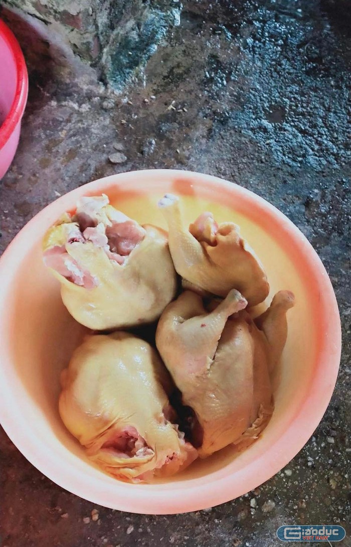 Số gà bẩn ở trường Mầm non Hà Lang suýt vào bữa ăn của học sinh. Ảnh: Phụ huynh cung cấp
