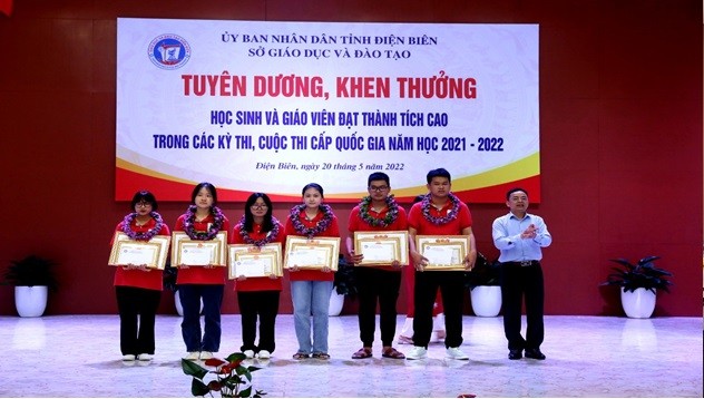 Giám đốc Sở Giáo dục và Đào tạo - Nguyễn Văn Đoạt trao thưởng cho học sinh đạt giải cấp Quốc gia. Ảnh: Sở Giáo dục và Đào tạo Điện Biên