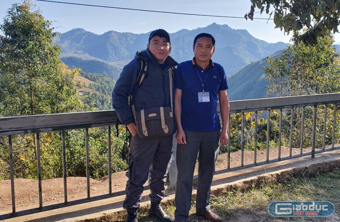 Thầy giáo Lò Văn Bình - mặc áo xanh đeo thẻ chụp ảnh cùng phóng viên. Ảnh: Lò Thơ