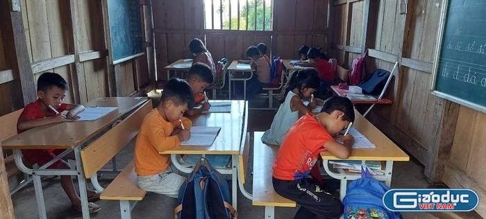 Học sinh lớp ghép ở bản Pá Thắng, Thu Lũm (huyện Mường Tè, tỉnh Lai Châu). Ảnh: LC