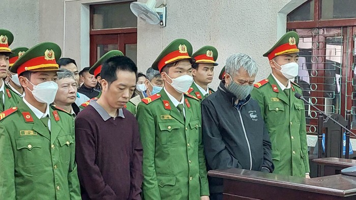 Cựu Giám đốc Sở Giáo dục và Đào tạo Điện Biên - Nguyễn Văn Kiên (đứng thứ 2 từ phải qua trái) tại tòa ngày 01/3. Ảnh: CTV