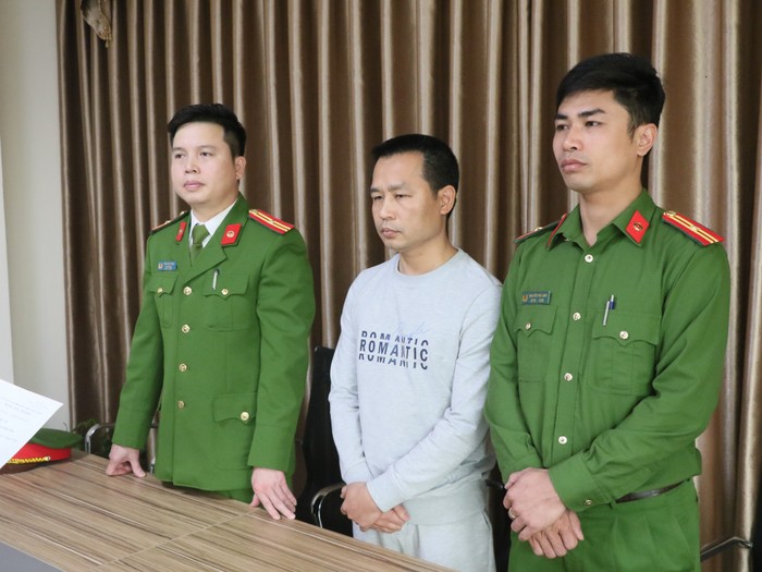 Cơ quan chức năng tống đạt các quyết định khởi tố, bắt tạm giam Trần Văn Tuân. Ảnh: Công an Hà Tĩnh