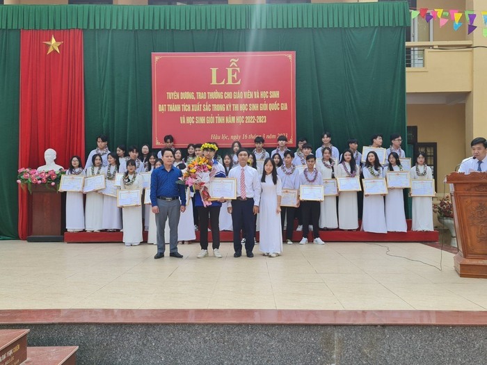 Hà Lộc Hải nhận giấy khen từ Trường Trung học phổ thông Hậu Lộc 4. Ảnh: NVCC