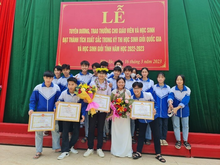 Hà Lộc Hải (ở giữa đội hoa) là thí sinh duy nhất không đến từ trường chuyên của tỉnh Thanh Hóa đoạt giải trong kỳ thi chọn học sinh giỏi quốc gia trung học phổ thông năm học 2022-2023. Ảnh: NVCC