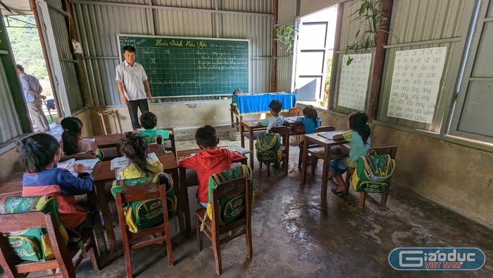 Lớp ghép 2 trình độ lớp 1 - 2 của thầy Nguyễn Việt Khảm. Ảnh: LC