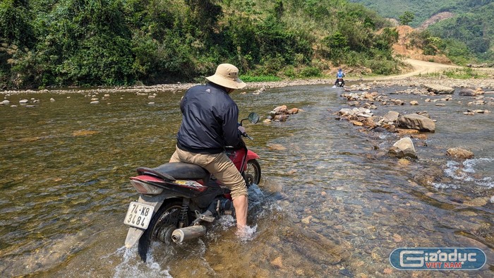 Để lên thôn Cuôi, các thầy giáo phải 2 lần vượt sông Sê Băng Hiêng. Ảnh: LC