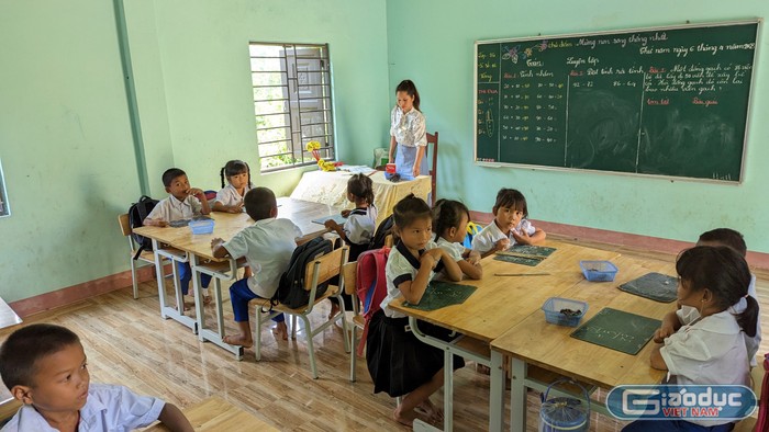 Lớp học của cô giáo Hồ Thị Mái - cô nữ sinh đầu tiên của thôn Trỉa thành cô giáo. Ảnh: LC