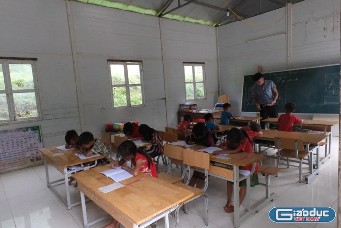Ghép lớp học, 1 giáo viên dạy nhiều điểm trường đang là phương án mà các trường ở Điện Biên thực hiện. Ảnh: LC