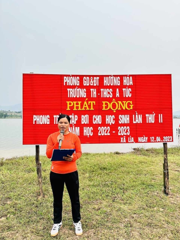Cô giáo Hồ Thị Dung trong ngày phát động lớp học bơi. Ảnh: Nhà trường cung cấp