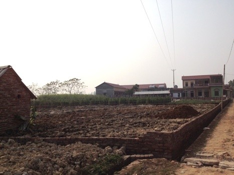 Nhiều công trình nhà kiên cố trên đất nông nghiệp nhưng chưa bị xử lý ở Tam Đa.