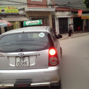 Hai chiếc taxi &quot;dù&quot; mang lo go, phù hiệu, số điện thoại của hãng taxi Sông Hồng bị Công an quận Hoàng Mai phát hiện vào ngày 16/4/2014.