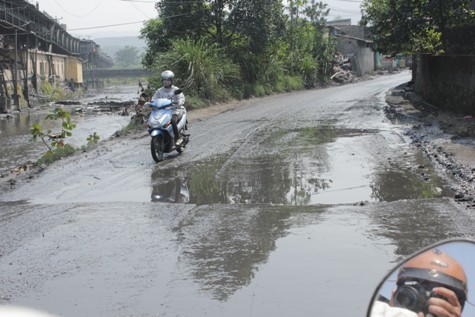 Trời mưa, những con đường như thế này trở thành nỗi kinh hoàng của người dân.