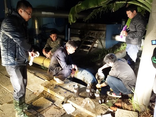 Đoàn Thanh tra lấy mẫu nước thải xả trực tiếp ra môi trường của Trung tâm xử lý nước thải thuộc Tập đoàn Dệt may Việt Nam (ảnh: Vũ Huy)