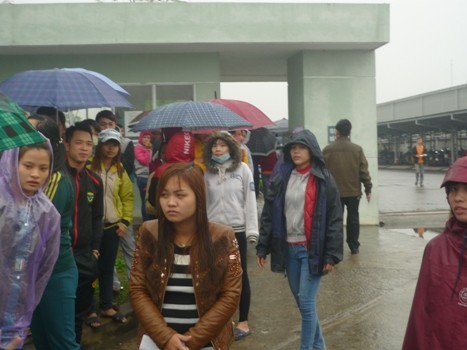 Mặc dù mưa gió nhưng nhiều công nhân vẫn tổ chức đình công trước Công ty TNHH MTV Hà Nam -Hanosimex (Ảnh: Duy Phong - Trần Việt)