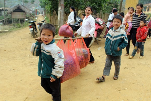 Học sinh nghèo xã Trung Sơn, huyện Yên Lập, Phú Thọ vui mừng khi nhận quà từ thiện. Ảnh: An Ninh Thủ Đô