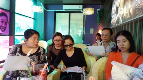 Bà Huyền (ngoài cùng bên trái) và một số người dân có liên quan bức xúc trước việc làm của OCB. Ảnh: Duy Phong