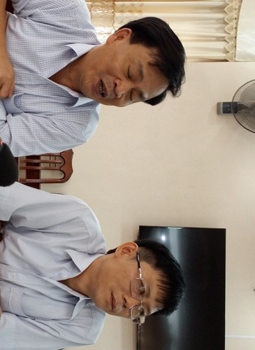 Ông Vi Xuân Lâm, Trưởng phòng Nội vụ (bên trái) và ông Nguyễn Xuân Ngân, Phó Chánh thanh tra UBND TP.Bắc Giang làm việc với phóng viên. Ảnh: Hải Ninh