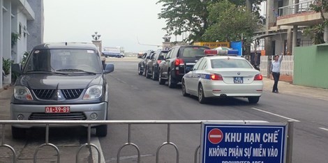 Chỉ khi được cấp thẻ kiểm soát an ninh, ô tô mới được vào trong khu vực sân bay (Ảnh chụp tại San bay Đà Nẵng - Pháp Luật TP.HCM).