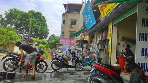 Toàn bộ vỉa hè trên đường Phú Diễn bị lấn chiếm để sử dụng múc đích kinh doanh. Ảnh: Phan Thiên