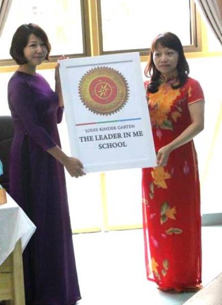 Bà Nguyễn Kiều Linh – Tổng Giám đốc FCE Việt Nam trao chứng nhận Trường The Leader in Me cho Ban Giám hiệu trường Mầm non Năng khiếu Louis.