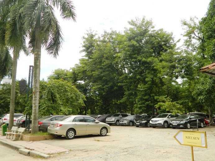 Khu đất thảm cỏ, cây xanh biến thành bãi trông giữ ôtô sau khi UBND quận Hai Bà Trưng GPMB. Ảnh: Phan Thiên
