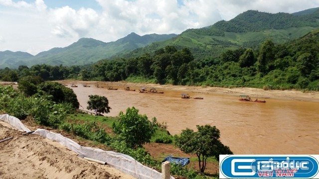 Tình trạng khai thác cát trái phép diễn ra công khai, rầm rộ trên sông Mã, huyện Sông Mã (Sơn La) trong thời gian dài. Ảnh Duy Phong.