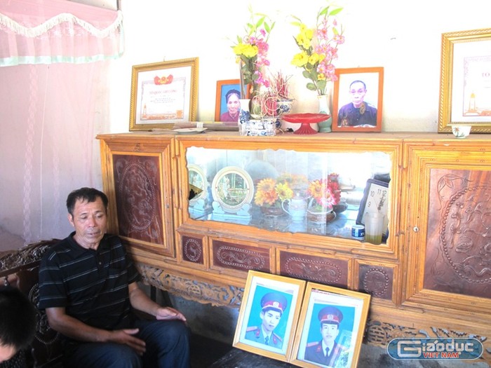 Ông Vũ Hữu Tròn đau lòng khi người mẹ đã mất từ năm 1997, có 02 con là liệt sĩ nhưng đến nay vẫn chưa được truy tặng Bà mẹ Việt Nam anh hùng. Ảnh: Hải Minh