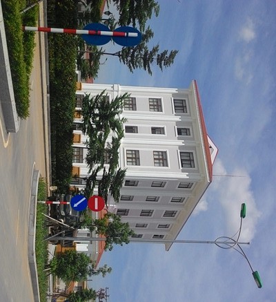 Khu nhà văn phòng Sân golf Long Biên không có trong quyết định phê duyệt nhưng chủ đầu tư đã tự ý xây cao tới 5 tầng. Ảnh: Phan Thiên