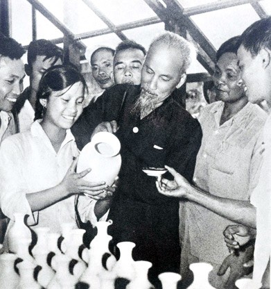 Ngày 25/7/1962, Bác Hồ đã về thăm Nhà máy sứ Hải Dương. Sau đó, Bác còn vào phân xưởng trang trí và viết lên chiếc bình sứ lịch sử… Ảnh tư liệu.
