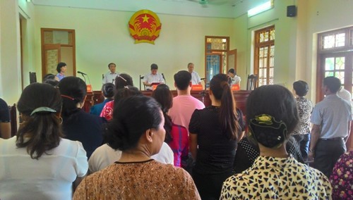 Hàng nghìn người dân vùng biển Giao Thủy, Nam Định có mặt trong phiên tòa sơ thẩm hôm 13/03/2015 để theo dõi vụ đòi nợ 1000 chỉ vàng 999.