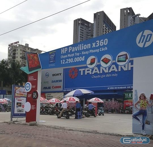 Mặc dù công trình 18 Phạm Hùng được xây dựng trái phép nhưng siêu thị Trần Anh vẫn ngang nhiên kinh doanh tại đây. Ảnh Hải Ninh.
