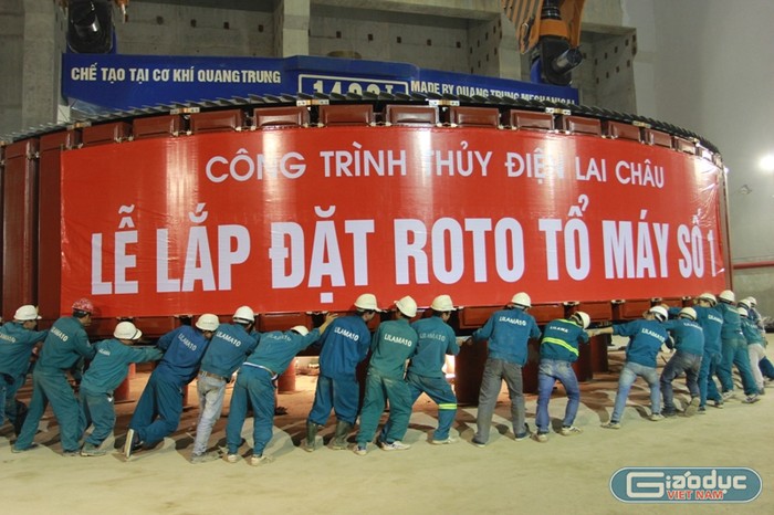 Lễ lắp đặt rô to 1.000 tấn tại Nhà máy Thủy điện Lai Châu.c một số doanh nghiệp Việt chưa thể sản xuất được con ốc vít theo tiêu chuẩn kỹ thuật Samsung yêu cầu là hoàn toàn có thật. Tuy nhiên, đó chỉ là một pcâu chuyện