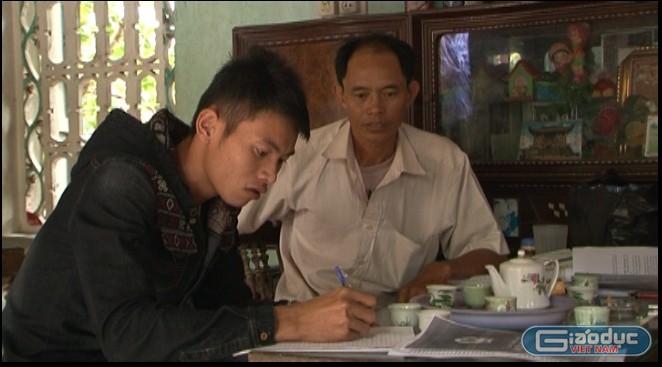 Ông Đặng Văn Chiu (áo trắng) và người con trai bức xúc trước việc cưỡng chế sai quy trình của UBND xã. Ảnh Hải Minh