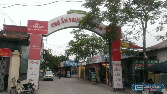 Khu chợ ẩm thực Ngọc Lâm bị các hộ kinh doanh lấn chiếm hành lang lưu không làm nhà hàng, quán nhậu. Ảnh Trần Việt.