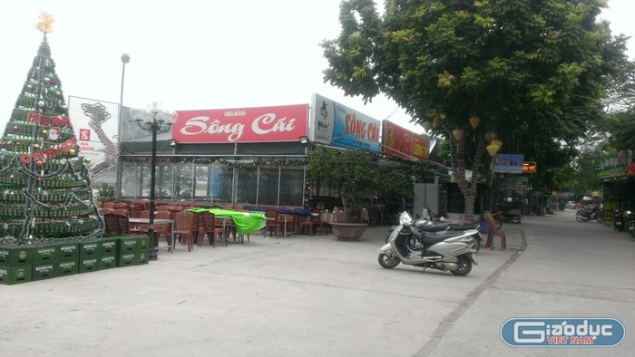 Dãy nhà lấn chiếm nằm cạnh bờ sông Hồng của các hộ kinh doanh trong chợ ẩm thực Ngọc Lâm. Ảnh Trần Việt.