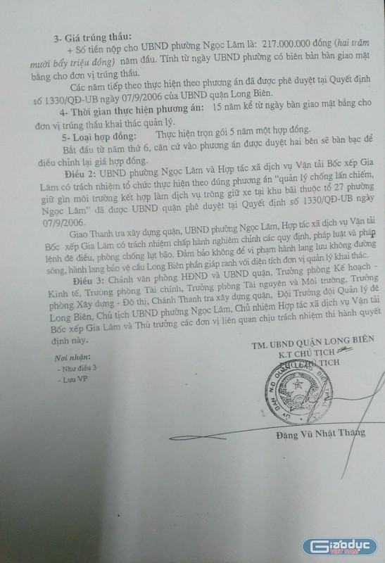 Quyết định của UBND quận Long Biên phê duyệt kết quả trúng thầu đối với HTX Gia Lâm. Ảnh Trần Việt.