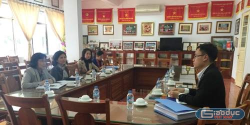 Buổi làm việc giữa đại diện Trường tiểu học Đoàn Thị Điểm với phóng viên Báo điện tử Giáo dục Việt Nam. Ảnh: Phan Thiên