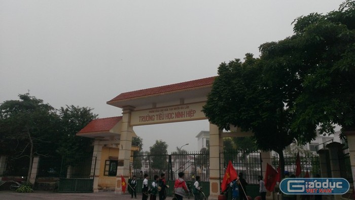 Trường tiểu học xã Ninh Hiệp nơi bậc phụ huynh, các em học sinh tụ tập phản đối xây dựng trung tâm thương mại. Ảnh Trần Việt.