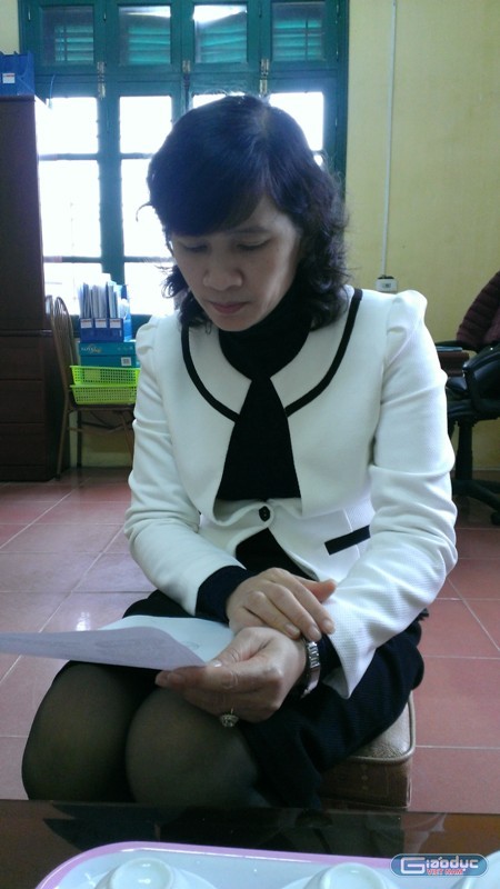Bà Nguyễn Thị Thanh Minh, Hiệu trưởng trường tiểu học Ninh Hiệp trao đổi với phóng viên báo điện tử Giáo dục Việt Nam. Ảnh Trần Việt.