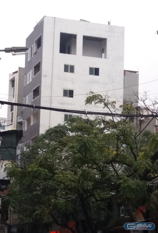 Mặt trước của tòa nhà số 24 phố Trần Hữu Tước xây dựng sai phép lên đến 9 tầng. Ảnh Trần Việt