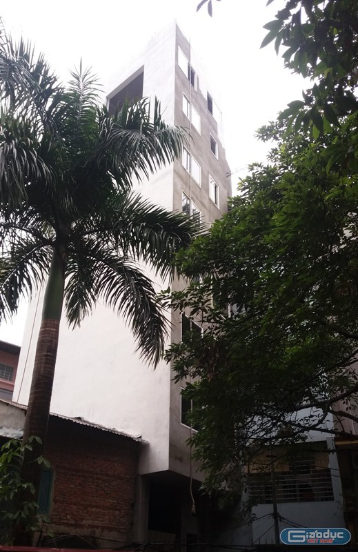 Mặt sau của tòa nhà số 24 Trần Hữu Tước nằm ngay cạnh trụ sở UBND phường Nam Đồng. Ảnh Trần Việt