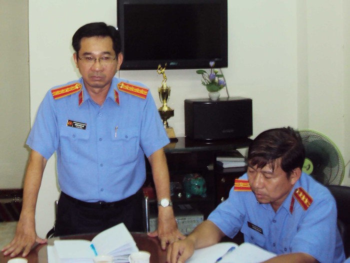 HĐXX quyết định khởi tố vụ án để làm rõ vai trò của Yee Lip Chee, là cơ sở để truy cứu trách nhiệm đối với ông Dương Ngọc Hải, Phó Viện trưởng Viện KSND TP. Hồ Chí Minh (người đứng). Ảnh Viện KSND TP.HCM